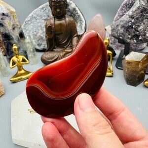 Carnelian Gua Sha - Elevate your skincare routine 💋